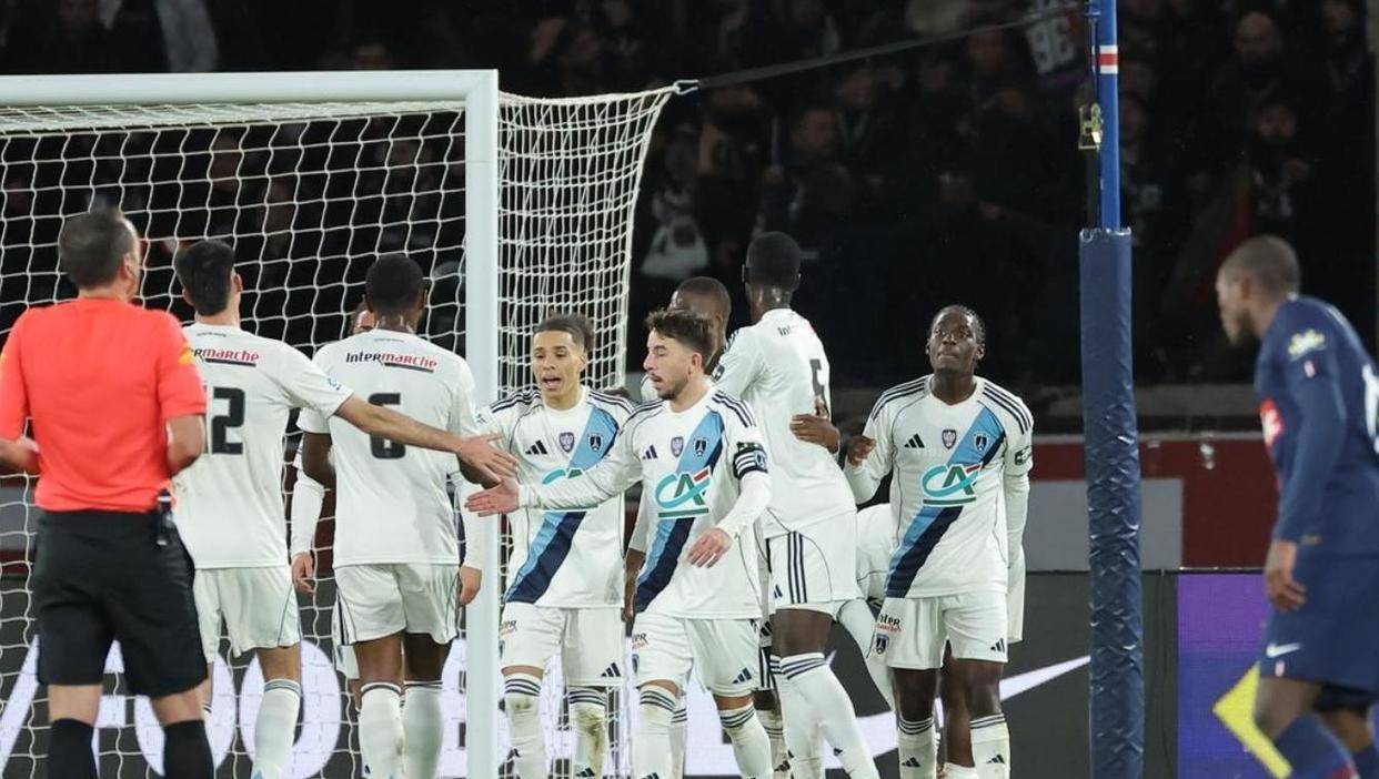 C罗与60激战曼联分钟巴黎圣日耳曼围绕德甲临场应变，曼联围绕德甲遗憾出局瞬间刷屏的简单介绍